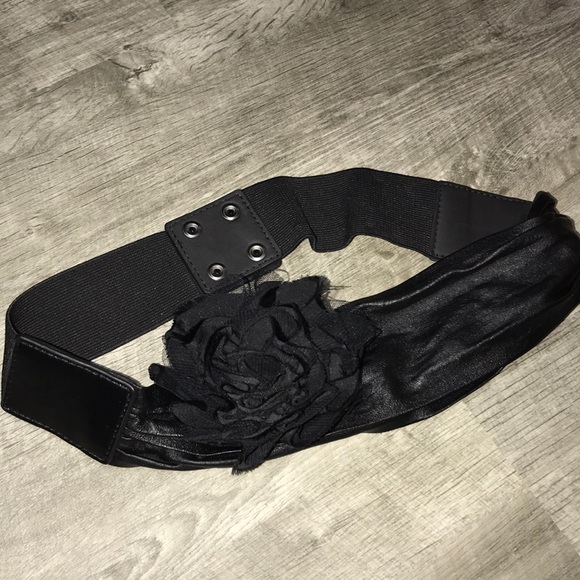 🔥SALE🔥White House Black Market Flower Belt - Picture 2 of 5